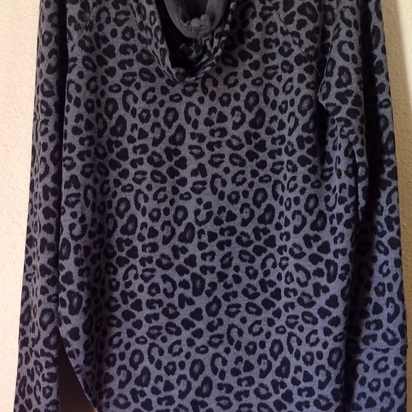 ATHLETIC WORKS®™ Black & Grey Leopard Printed Pull-Over Hooded Top - Picture 5 of 6